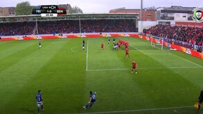 Árbitro anulou o que seria o 2-0 do Feirense sobre o Benfica e fogaceiros protestaram