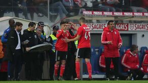 Taarabt ovacionado pelos adeptos do Benfica e saudado no banco