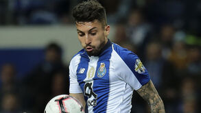 Alex Telles segue viagem