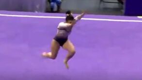 Imagens que impressionam: ginasta dos EUA parte as pernas em competição e acaba carreira