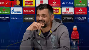 Árbitro assinalou fora de jogo mas VAR reverteu a decisão e deu golo ao Sporting