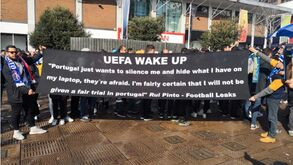 Adeptos do FC Porto em Liverpool tomam posição em defesa de Rui Pinto
