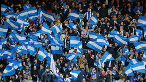 Adeptos do FC Porto coloriram de azul a sua bancada em Anfield