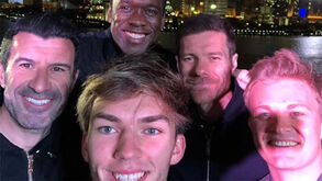 Figo numa selfie improvável (mas recheada de história)