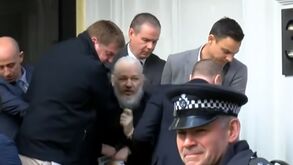 O momento da detenção do fundador do WikiLeaks Julian Assange