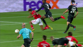 O lance do penálti sobre Gedson que valeu o vermelho direto ao jogador do E. Frankfurt