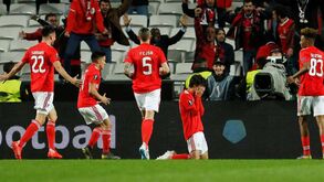 João Félix chegou ao hat trick, emocionou-se e foi engolido pelos colegas