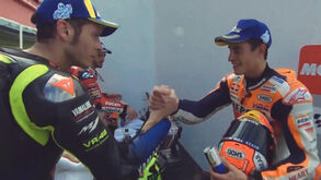 Márquez e o cumprimento a Rossi: «Foi como dar um beijo a uma miúda...»