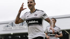 Fulham tenta resistir ao assédio por Mitrovic