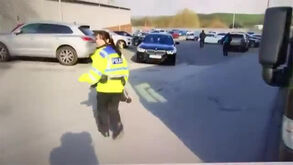 Joey Barton travado pela polícia à saída do estádio após alegada agressão a adversário