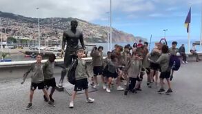 Jovens da formação da Juventus foram até à estátua de Cristiano Ronaldo e fizeram esta brincadeira