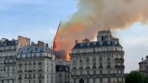 O momento em que o emblemático pináculo de Notre-Dame caiu devido às chamas