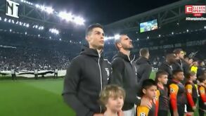 Cristiano Ronaldo não escondeu a surpresa com este grito durante o hino da Champions