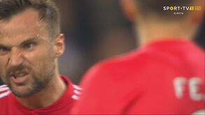 Da fúria de Seferovic aos protestos dos jogadores do Benfica junto do árbitro: final quente em Frankfurt