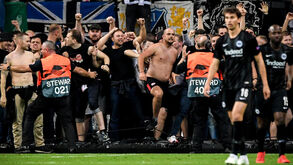 Adeptos do Eintracht Frankfurt mandaram 'tudo abaixo' na hora de festejar