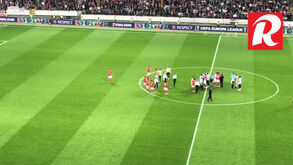 Seferovic irritado pediu para agradecer aos adeptos enquanto os colegas protestavam com o árbitro