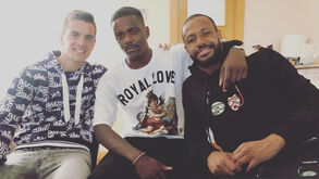 William Carvalho em amena cavaqueira com amigos da bola