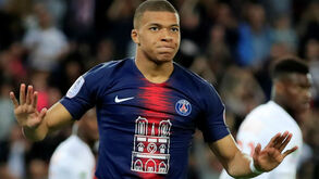 PSG presta tributo a Notre Dame no jogo da comemoração do título