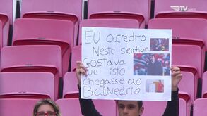 O cartaz de apoio que Bruno Lage levou para o balneário