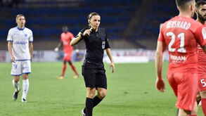 Liga francesa terá pela primeira vez uma mulher a arbitrar um jogo