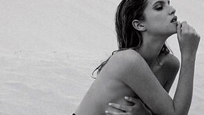Júlia Palha mostra-se em topless e há quem reaja: «Santa mãozinha de Deus»