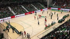 Confusão entre adeptos do Benfica e suplentes do Sporting obrigou diretor encarnado a intervir