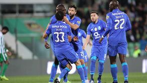 Jogadores portistas agarraram em Marega e 'protegeram-no' do segundo amarelo