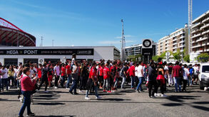 Loucura junto ao Estádio da Luz: centenas de adeptos incentivam jogadores