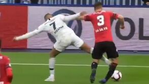 Mbappé viu o vermelho direto depois desta entrada ao joelho do adversário