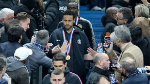 Neymar foi provocado e deu um soco num adepto do Rennes