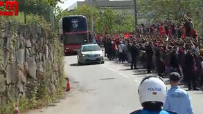 Centenas de adeptos dão banho de apoio ao Benfica na chegada ao Municipal de Braga