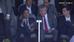 Vieira vibrou na tribuna: quase se levantou com o golo de Rafa e deu 'palmada' em Salvador no final