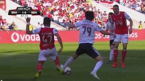 Tondela pediu expulsão de Pepe neste lance: Fábio Veríssimo mostrou amarelo
