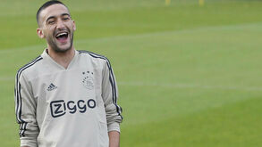 Álcool, drogas e rebeldia: a incrível vida do miúdo problemático que virou craque do Ajax