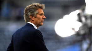 Van der Sar pede mudança no 