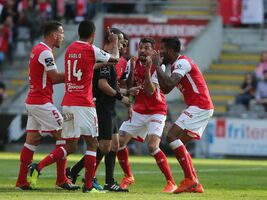 Fc Porto E O 1 De Abril Antecipado Do Benfica Divirtam Se A Chafurdar Na Lama Que Criaram E Em Que Vivem Fc Porto Jornal Record