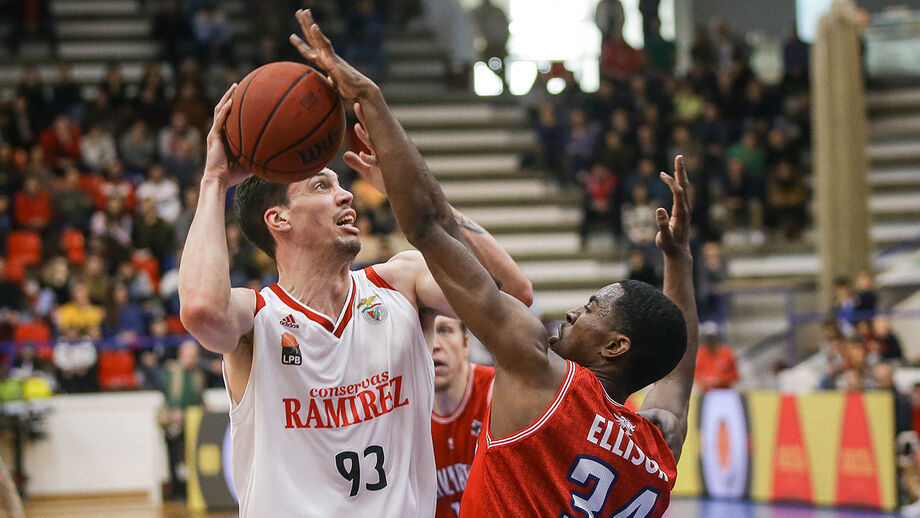 Oliveirense joga para sair na frente