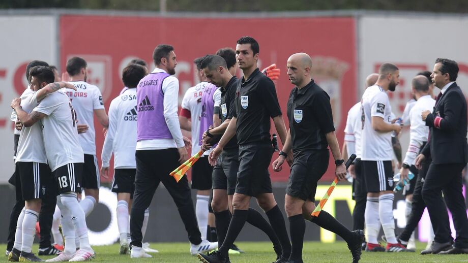 FC Porto atira-se à arbitragem: da