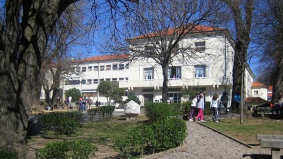 Aluno de 12 anos agride professor a soco e pontapé