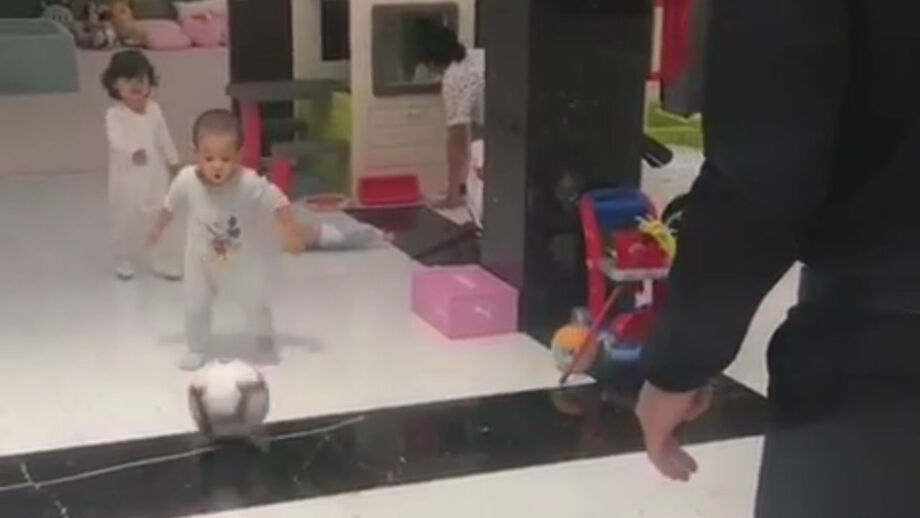Cristiano Ronaldo publicou um vídeo no qual passa e recebe a bola do pequeno Mateo, um dos seus filhos gémeos