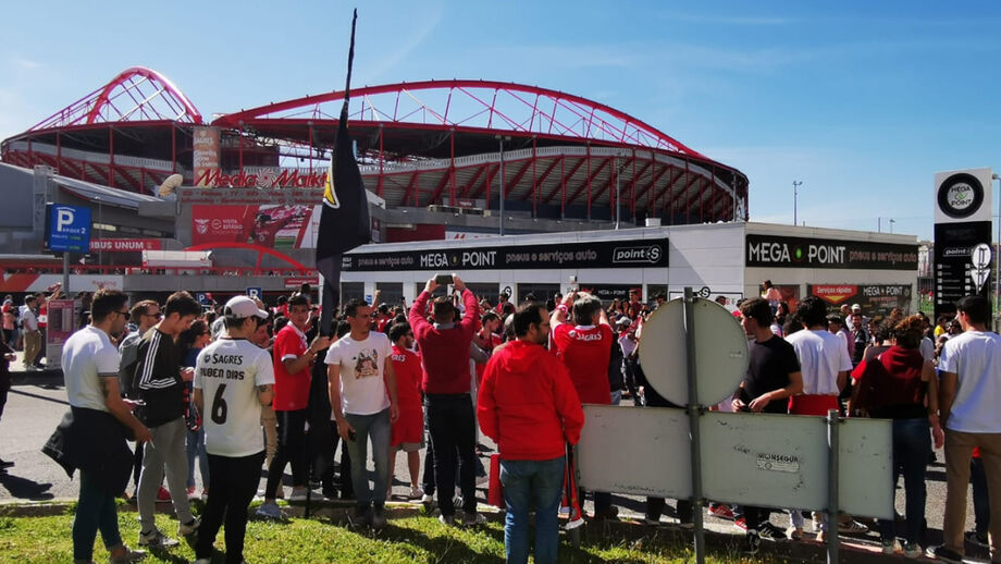 Jogadores do Benfica muito apoiados pelos adeptos que se juntaram no Estádio da Luz