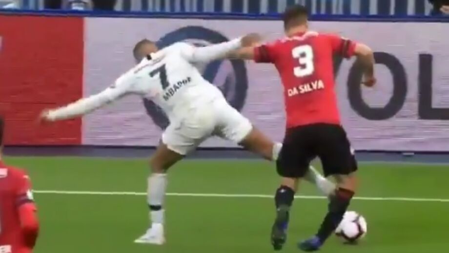 Kylian Mbappé viu o vermelho direto depois de uma entrada ao joelho de um adversário