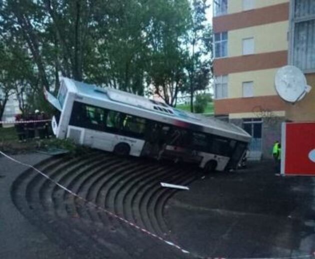 Autocarro despista-se e acaba em escadaria na Amora