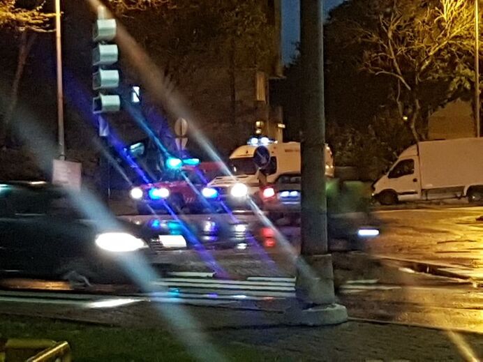 Autocarro despista-se e acaba em escadaria na Amora