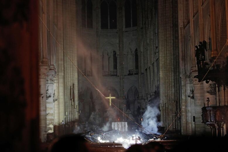 O interior da Catedral de Notre-Dame durante o incêndio