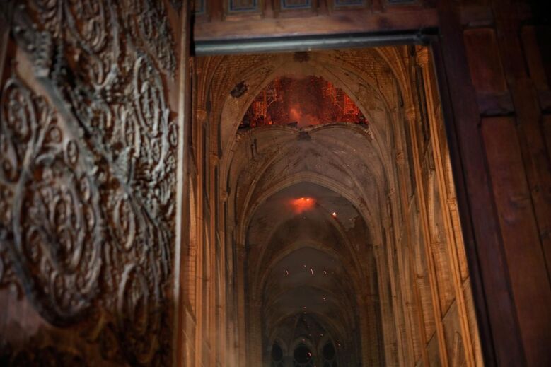 O interior da Catedral de Notre-Dame durante o incêndio