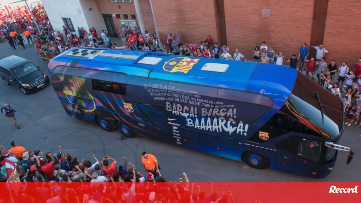 O insólito &#039;roubo&#039; do autocarro do Barcelona em Liverpool - Liga dos