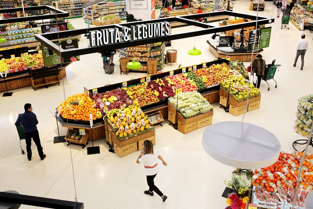 pessoas compras comércio lojas