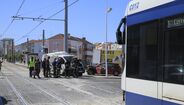 Carros colidem com metro em Corroios