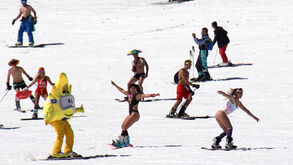 Centenas em fato de banho na Sierra Nevada